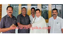 ഫാ. ​ജ​യിം​സ് പു​ത്ത​ൻ​പ​റ​ന്പി​ലി​നെ  ആ​ദ​രി​ച്ചു